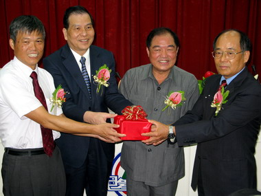 張通榮主持市府人事處長交接典禮(圖)