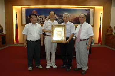 鄭永金頒獎表揚竹縣龍眼蜜評鑑優勝者(圖)