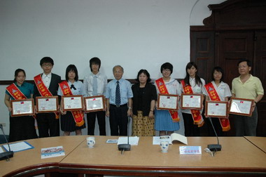 林政則今日上午頒發一日市長證書(圖)