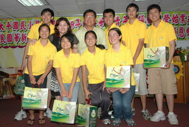 陳明文感謝海外志工等對偏遠學校的協助(圖)