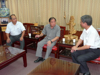 張通榮接受企業家捐贈社福交通車(圖)