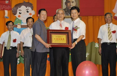 98學年度國中小學新卸任校長交接(圖)