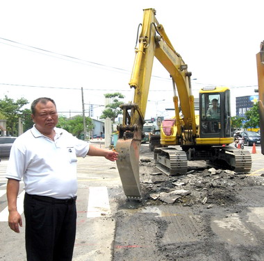大里大新街路面封層商家生意難做(圖)