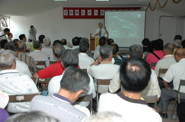 鄭永金及張碧琴同時肯定村鄰長熱心公益(圖)