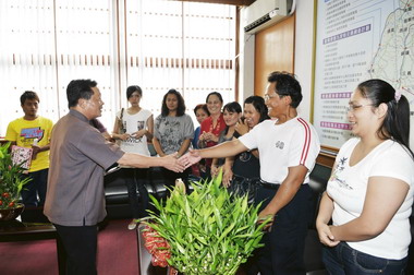 劉政鴻勉勵原住民短期在地就業人員(圖)