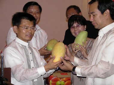 楊秋興渡假不忘外交 拜會菲Letye省長(圖)