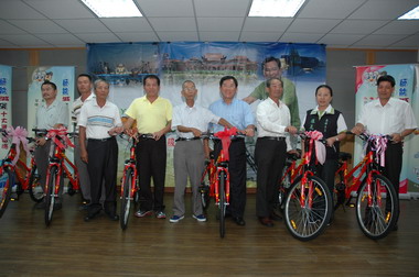 致贈太保市鄰長腳踏車(圖)