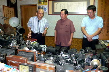 劉政鴻參觀彭雙松收藏的文物(圖)