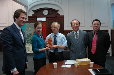 女太空人Marsha等人拜會林政則(圖)