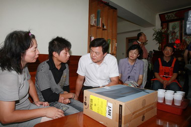 圓夢關懷弱勢扶助縣長探視張姓個案(圖)