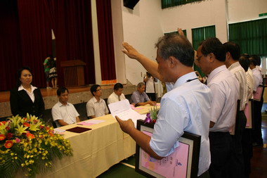 鄺麗貞主持國中小學校長交接(圖)