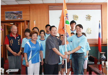 苗栗子弟進軍三算世界賽縣長授旗(圖)