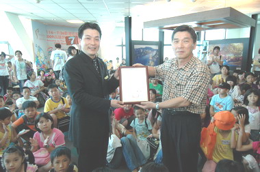 高雄金典酒店贊助弱勢學童參觀85大樓(圖)