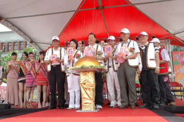 尖石鄉水蜜桃季 縣府廣場熱鬧登場(圖)