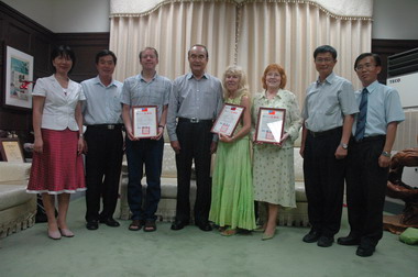 謝深山頒贈感謝狀給三 位英語史懷哲老師(圖)