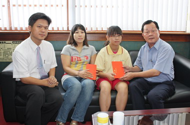 縣長表揚海寶國小志工媽媽李雪莉(圖)