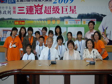 夏令營小記者採訪市長林政則(圖)