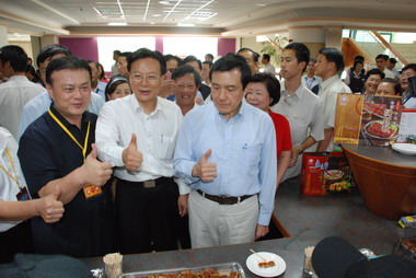 馬英九、卓伯源促銷彰化鰻魚(圖)