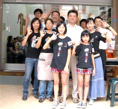 愛心無國界中醫師認養貧童(圖)