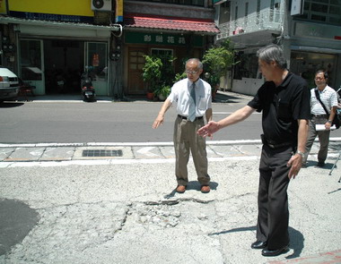 林政則上午現勘勝利路排水溝狀況(圖)