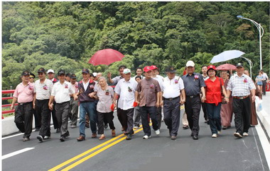 大湖彼岸橋通車縣長偕耆老過橋祈福(圖)