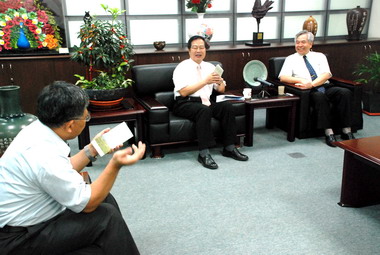 浙江省杭州市農業交流訪問團拜訪李朝卿(圖)