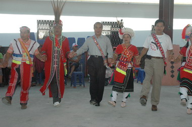 謝深山參加原住民部落豐年祭(圖)