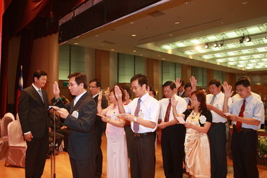 校長交接周錫瑋勉做對孩子好的事(圖)