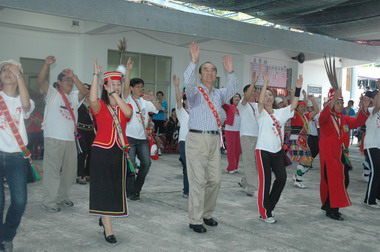 謝深山參加米棧部落及法淖部落豐年祭(圖)