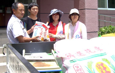 少年志工送物資予偏遠山區(圖)