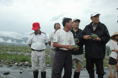 謝深山等人山上午視察農田受損情形(圖)