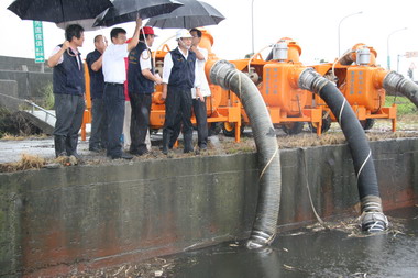 卓伯源冒雨視察鹿港彰化市防災設施與工程(圖)