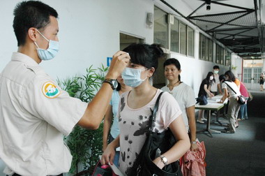 林政則關心各級學校體溫計使用狀況(圖)