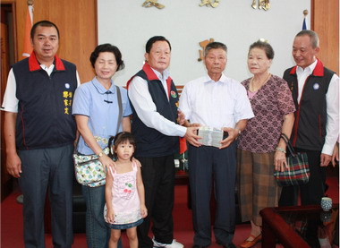 後龍退休老里長捐百萬現金助災民(圖)