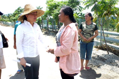 鄺麗貞前往太麻里瞭解賑災物資運送情形(圖)