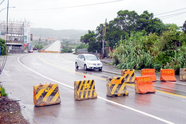 鄭永金坐鎮新竹縣災害應變中心指揮(圖)