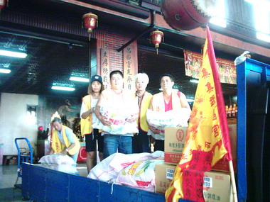 集集武昌宮捐助物資運往屏東災區賑災(圖)