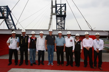 二重疏洪道斜張橋上樑合攏典禮(圖)