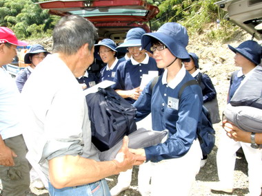 慈濟至災區發放慰問金(圖)