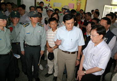 總統、院長探視工兵學校那瑪夏災民(圖)