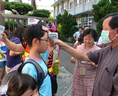 縣長在開學日視察各校防範Ｈ1Ｎ1措施(圖)