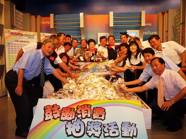 張通榮主持消費抽獎活動(圖)