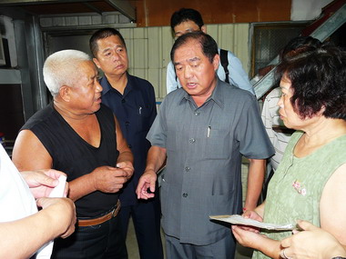 市長張通榮慰問小林村工作失蹤家屬(圖)