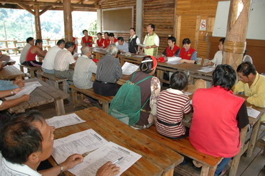 陳明文率相關主管深入山區聽取災民的心聲(圖)