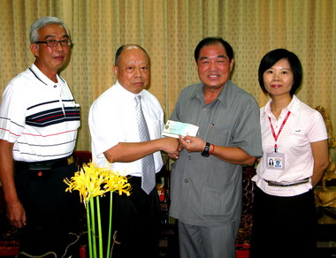 張通榮代收王副總經理賑災捐款(圖)