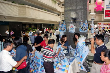 「限量典藏版」世運旗 市民爭先索取珍藏(圖)