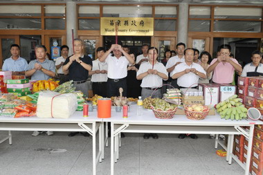 林久翔率縣府員工焚香祭拜「好兄弟」(圖)