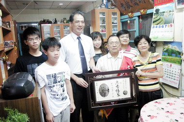 張志明提前為模範父親頒贈賀匾(圖)