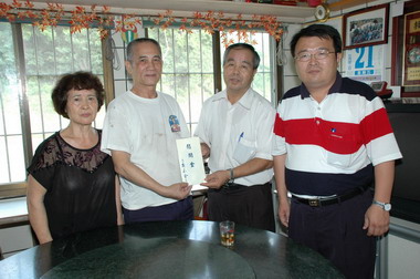 縣府慰問殉職空中勤務總隊機工長家屬(圖)