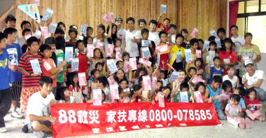 伊林模特兒關心信義災民(圖)